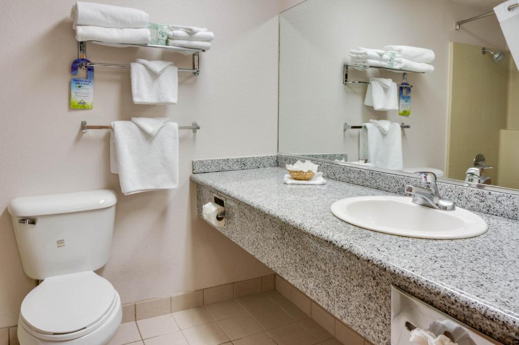 Days Inn & Suites By Wyndham Fullerton Habitación foto